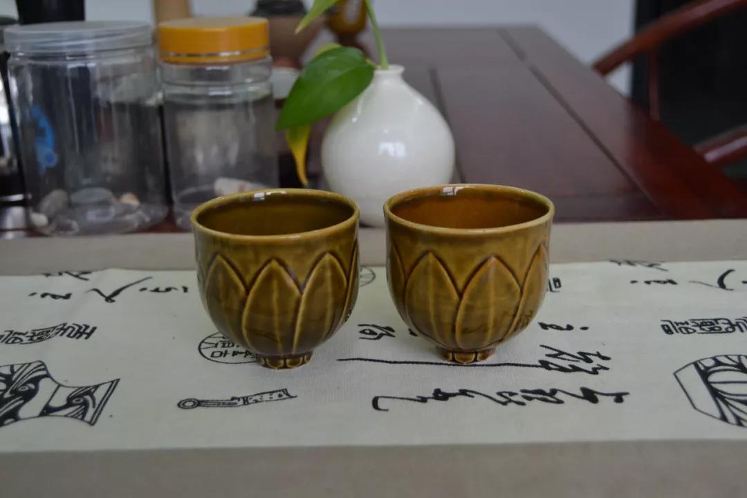 大宋定窯九瓣蓮花杯，如盛開的蓮花綻放在茶案之上